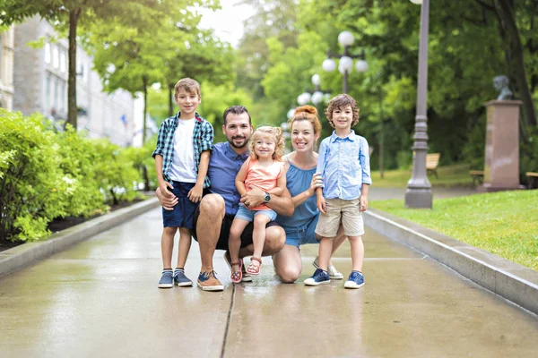 Une Heureuse Famille Cinq Personnes Dans Parc — Photo