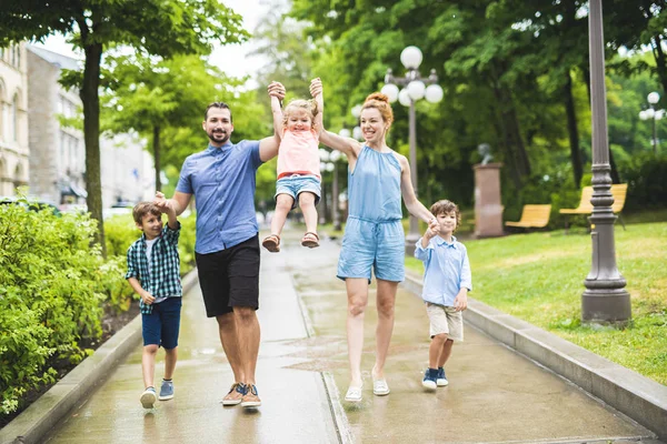 Happy familly of five in the park — Stock Photo, Image