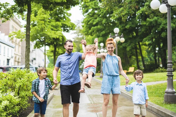 Happy familly of five in the park — Stock Photo, Image