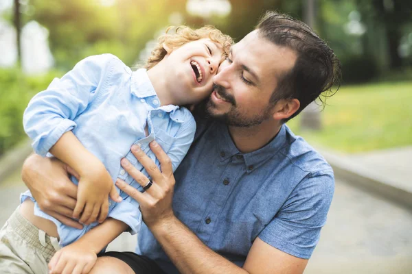 Birlikte eğleniyor oynarken mutlu baba ve oğul portre — Stok fotoğraf