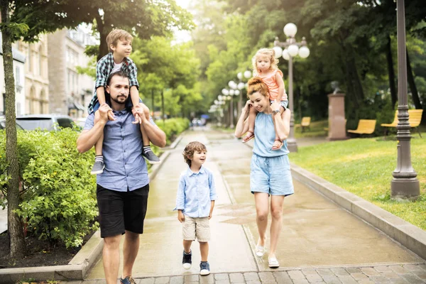 Happy familly in the park — Stock Photo, Image