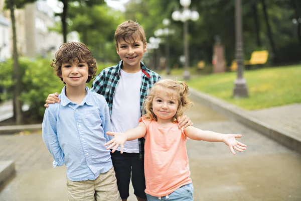 Portret urocza brat i siostra razem na zewnątrz. styl życia szczęśliwy kids — Zdjęcie stockowe