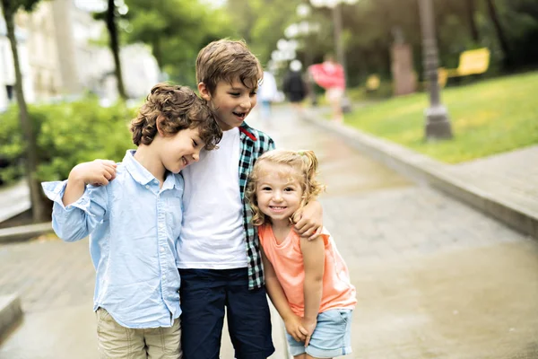 Retrato de adorable hermano y hermana juntos al aire libre. estilo de vida feliz niños — Foto de Stock