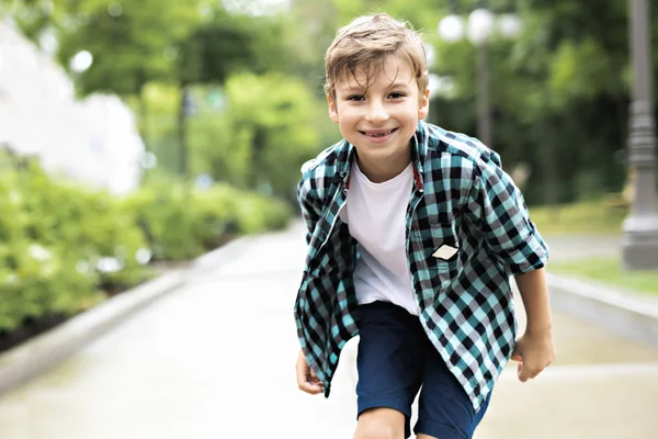 Porträtt av söt liten pojke går på en park — Stockfoto