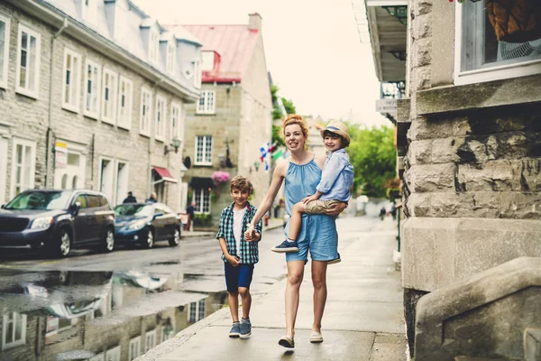 Mutter mit ihren beiden Söhnen draußen in einer städtischen Straße — Stockfoto