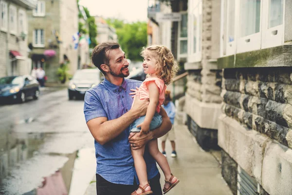 Father and Daughter in city street on summer day — Stock Photo, Image