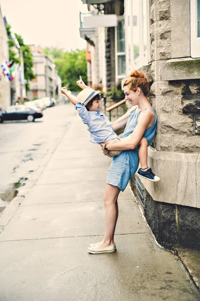 Matka se svým synem mimo městské ulici — Stock fotografie