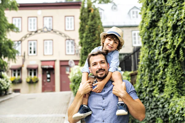 Dad with her son outside in a urban street — Stock Photo, Image