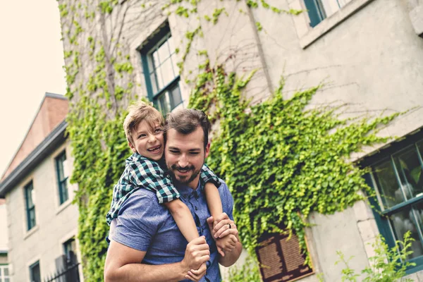 Papa avec son fils dehors dans une rue urbaine — Photo