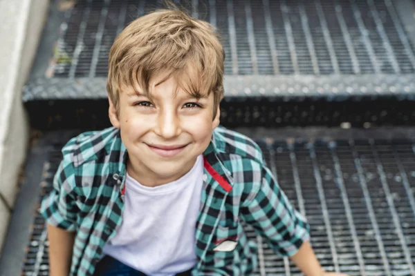 Porträtt av söt liten pojke stående i city street — Stockfoto