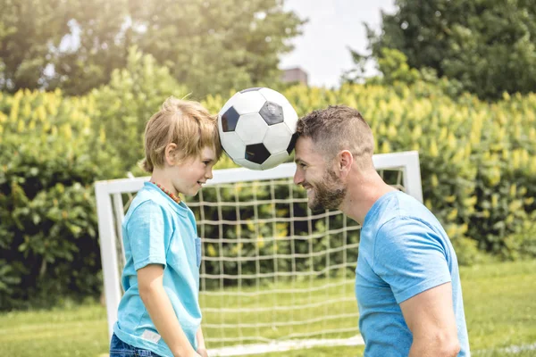 Man Med Barn Som Leker Fotboll Ute Planen — Stockfoto