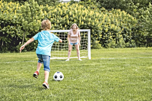 Junge spielt an einem Sommertag Fußball im Freien — Stockfoto