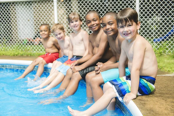 Παιδιά στην εξωτερική πισίνα — Φωτογραφία Αρχείου