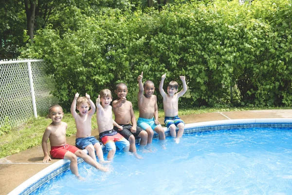 Niños en piscina exterior —  Fotos de Stock