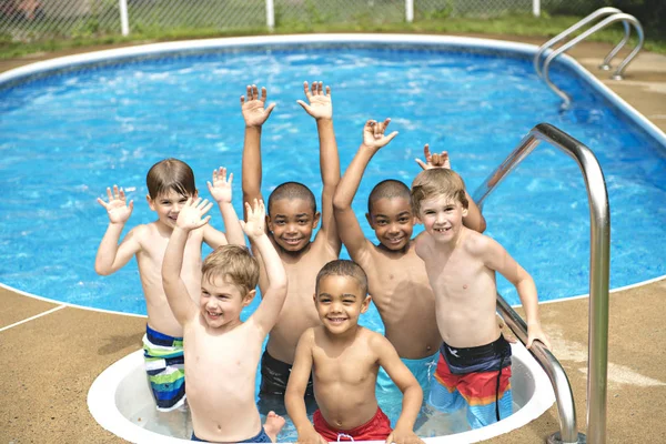 外面游泳池里的孩子 — 图库照片