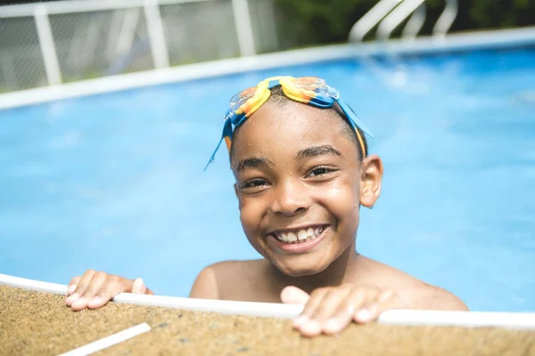 Retrato de niño pasándolo bien en la piscina —  Fotos de Stock