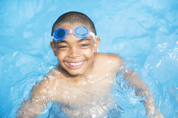 男孩在游泳池里玩得开心的画像 — 图库照片