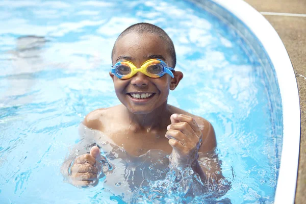 Retrato de niño pasándolo bien en la piscina —  Fotos de Stock