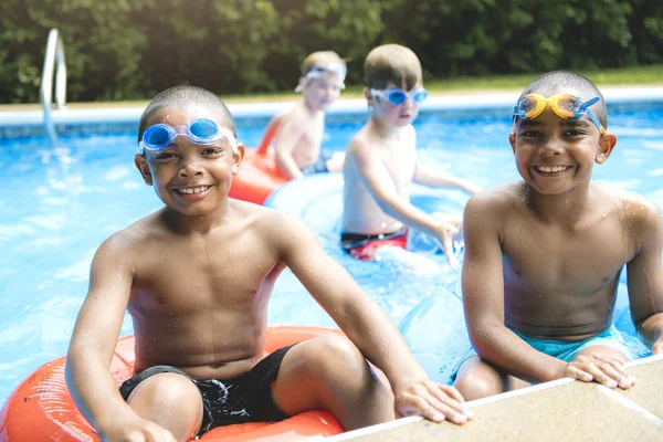 Niños en piscina exterior —  Fotos de Stock