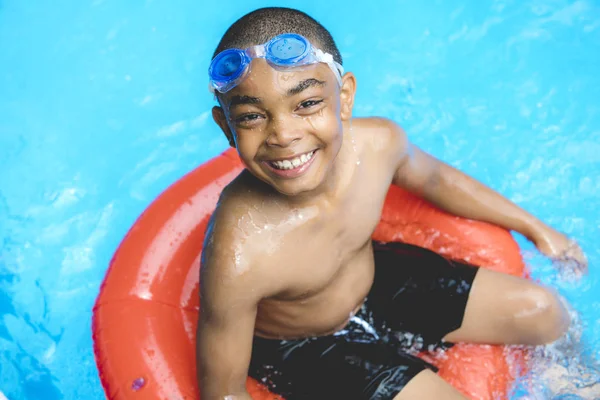 Portrét chlapce, jak se dobře baví v bazénu — Stock fotografie