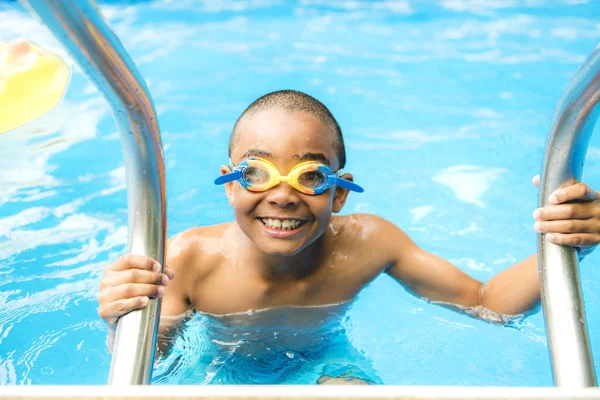 Retrato de niño pasándolo bien en la piscina —  Fotos de Stock