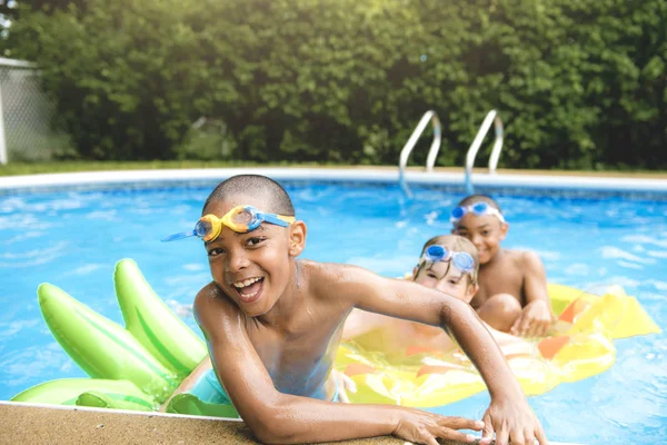 Παιδιά στην εξωτερική πισίνα — Φωτογραφία Αρχείου