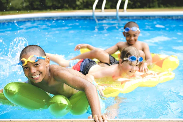 Kinderen in het buitenzwembad — Stockfoto