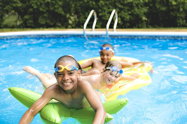 Děti ve venkovním bazénu — Stock fotografie