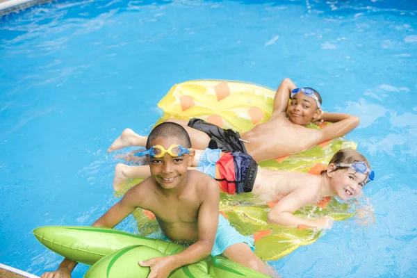 Niños en piscina exterior —  Fotos de Stock