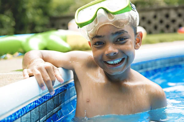 Retrato de niño pasándolo bien en la piscina —  Fotos de Stock