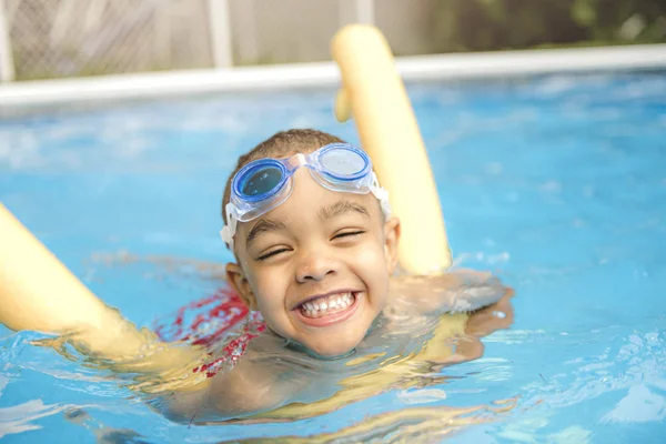 Retrato de niño pasándolo bien en la piscina — Foto de Stock