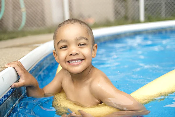 Portrét chlapce, jak se dobře baví v bazénu — Stock fotografie