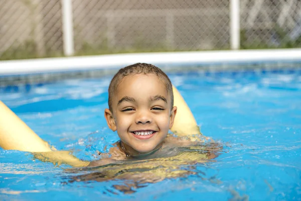 Retrato de niño pasándolo bien en la piscina —  Fotos de Stock