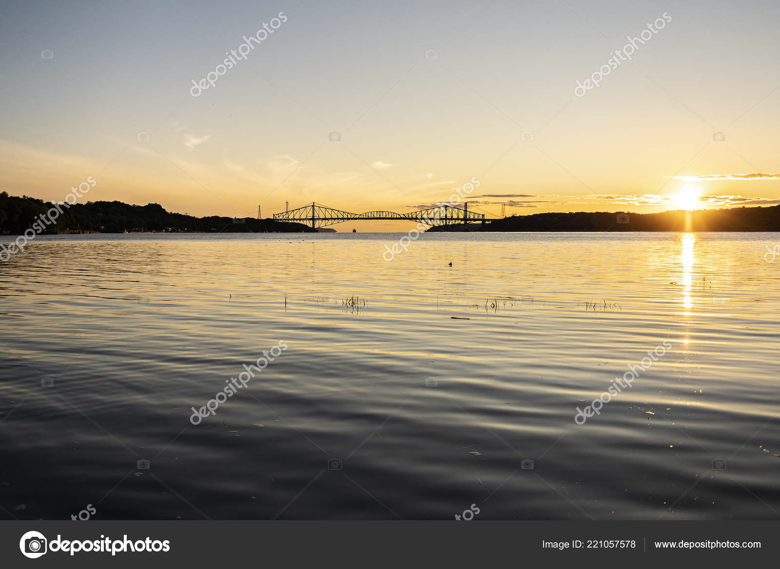 Pont De Québec Au Canada Sur Le Coucher De Soleil