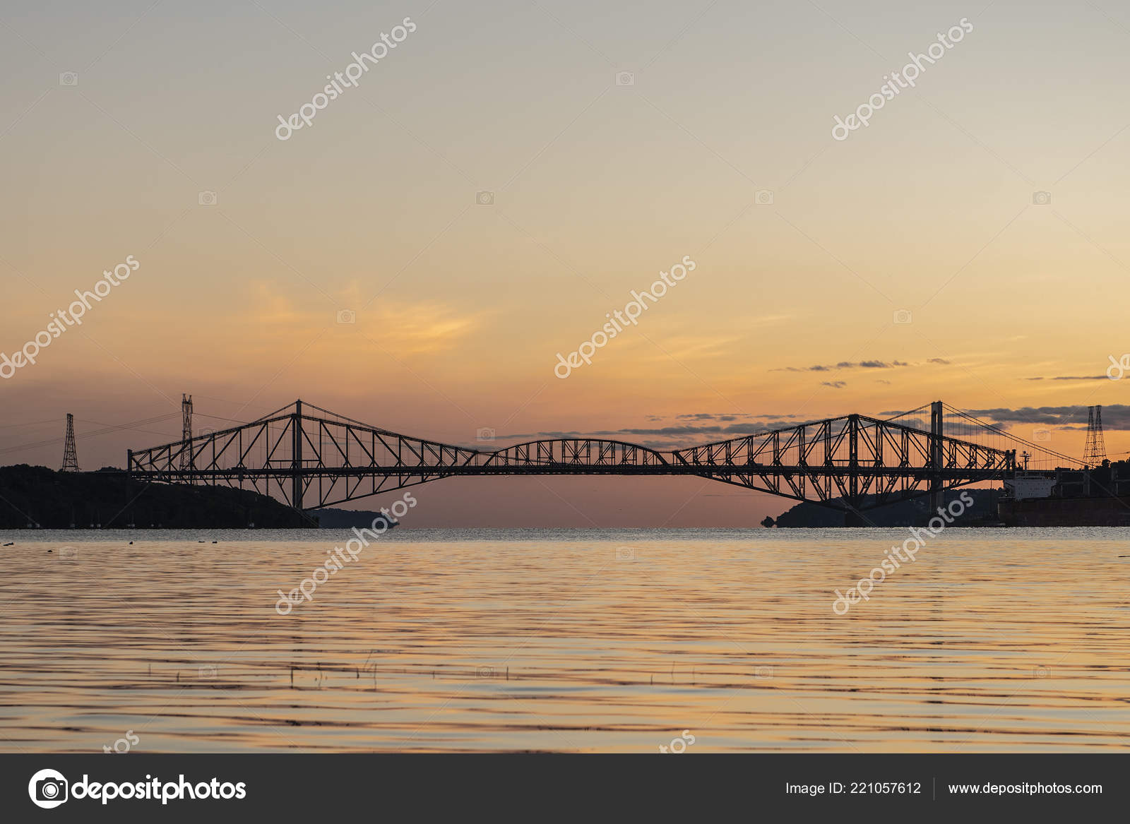 Pont De Québec Au Canada Sur Le Coucher De Soleil