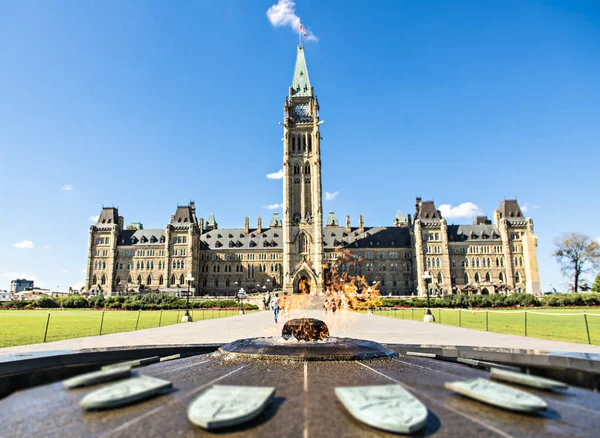 Center Block y la Torre de la Paz en Parliament Hill en Ottawa, Canadá — Foto de Stock