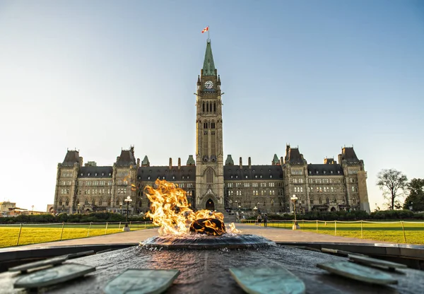 Bloco Centro e a Torre da Paz em Parliament Hill em Ottawa, no Canadá — Fotografia de Stock