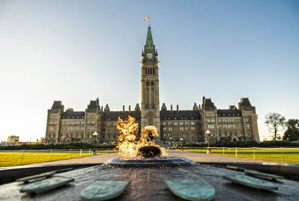 Center Block och fred Tower i Parlamentkull i Ottawa i Kanada — Stockfoto