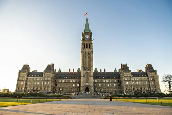 Center Block and the Peace Tower in Parliament Hill at Ottawa in Canada — Stock Photo, Image