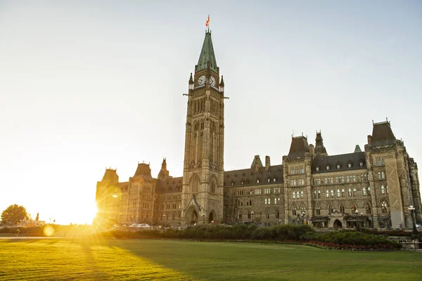 Center Block och fred Tower i Parlamentkull i Ottawa i Kanada — Stockfoto