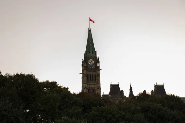 El Parlamento de Canadá y el río Ottawa al atardecer — Foto de Stock