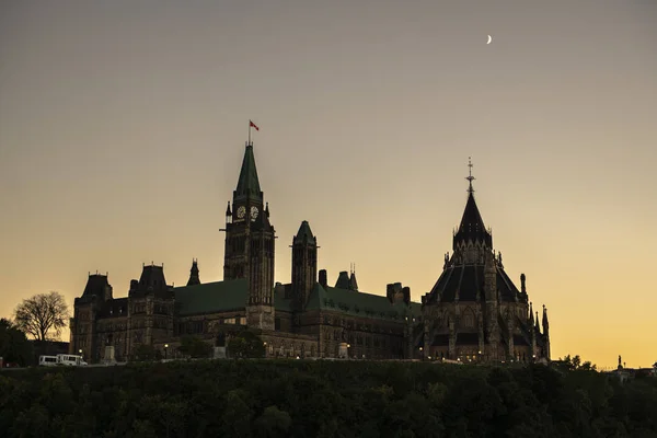 O Parlamento do Canadá e o Rio Ottawa ao pôr do sol — Fotografia de Stock