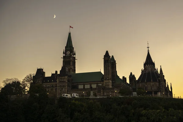 Parlament Kanady a řeky Ottawy na západ slunce — Stock fotografie