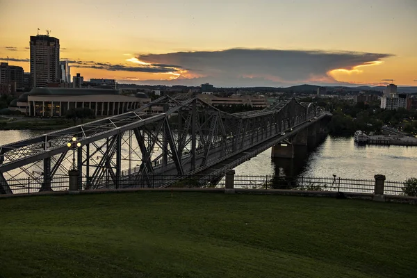 Een weergave van Alexandra Bridge tijdens de dag in de herfst — Stockfoto