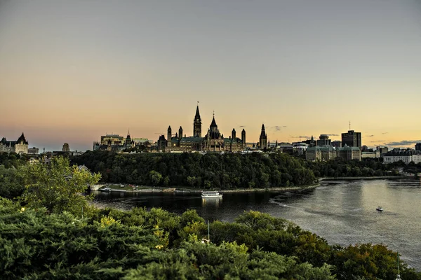 Das parlament von kanada und ottawa fluss bei untergang — Stockfoto