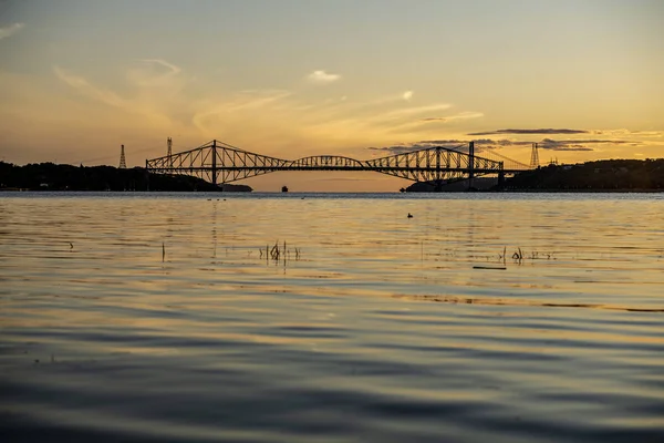 Ponte della città di Quebec in Canada al tramonto — Foto Stock