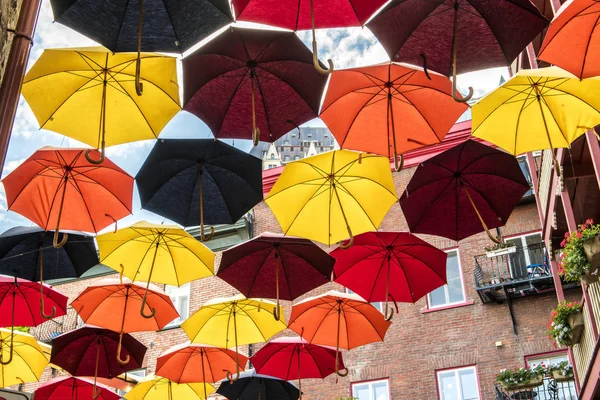 Πολλές ομπρέλες στην οδό Petit Champlain στο Κεμπέκ του Καναδά — Φωτογραφία Αρχείου