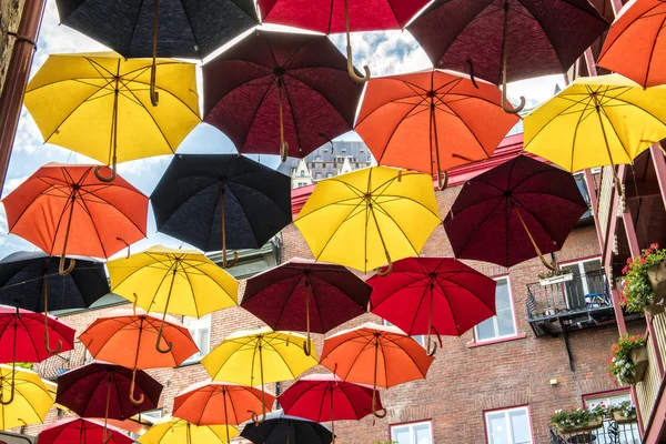 Lote de guarda-chuvas em Petit Champlain street Quebec city, Canada — Fotografia de Stock