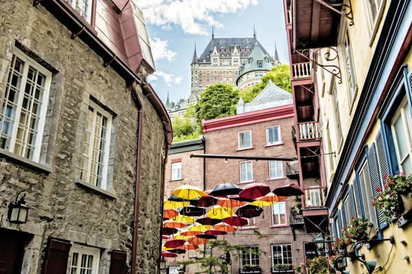 Många paraplyer i Petit Champlain street Quebec stad, Kanada — Stockfoto