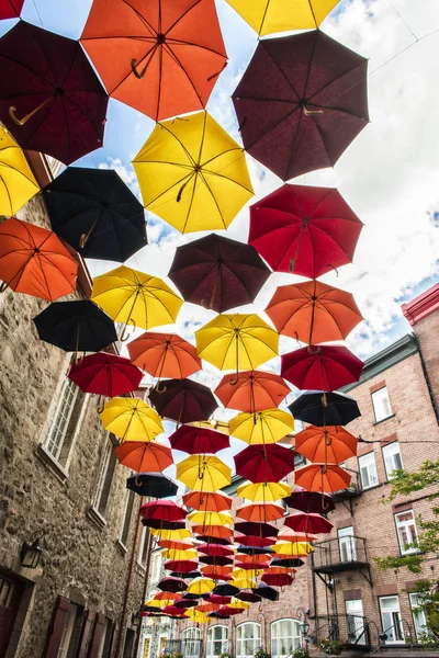 Πολλές ομπρέλες στην οδό Petit Champlain στο Κεμπέκ του Καναδά — Φωτογραφία Αρχείου